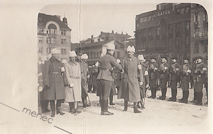Mannerheim, paraatia Helsingissä, asema-aukiolla (taustalla Aatran/Nikolajeffin talo) 