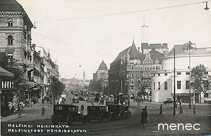 Helsinki, Heikinkatu, raitiovaunu 4 ja pitkä jono muita vaunuja 