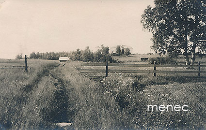 Karunki, kylämaisemaa, taustalla kirkko 