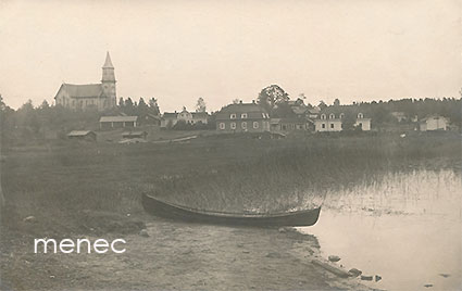Luhanka, rantamaisema, taustalla kirkko 