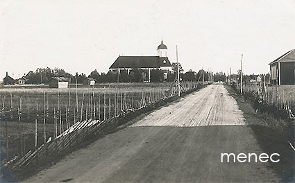 Pirttikylä, Närpiö, kylätie ja kirkko 