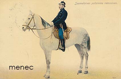 Suomalainen poliisimies ratsastaen 