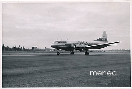 Convair OH-LRF laskeutumassa Oulun lentokentälle pääkiitoradan uusimisen jälkeen 1961 