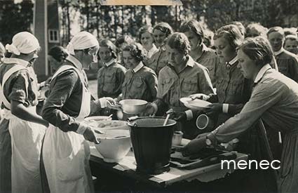 Participants in Lotta courses at a Lotta field-kitchen 