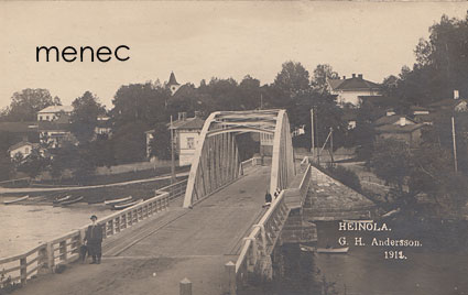 Heinola, mies ja sateenvarjo sillalla 