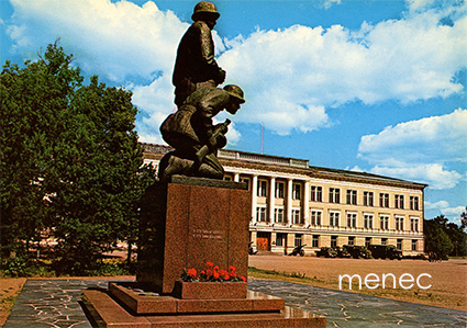 Hamina, RUK ja kaatuneiden upseerien muistomerkki 