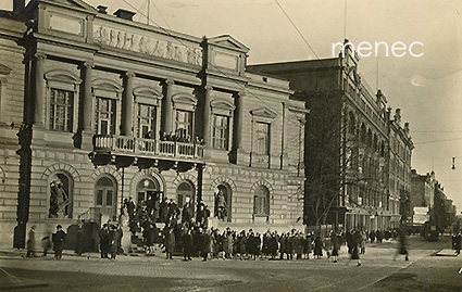 Helsinki, Vanha ylioppilastalo, ihmisjoukko edustalla 