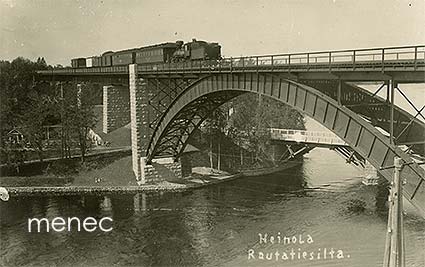Heinola, Rautatiesilta, juna ylittää 