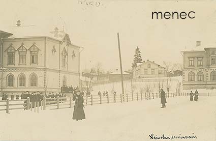 Heinola, ihmisiä seminaarin edustalla talvella 