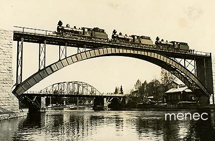 Heinola, juna ylittää siltaa 