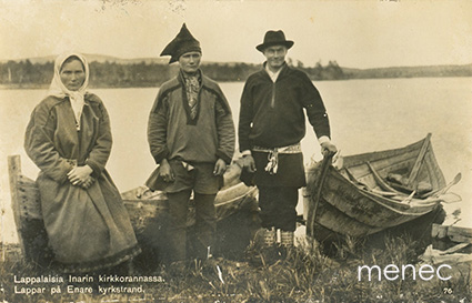 Inari, lappalaisia kirkkorannassa 