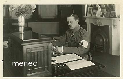 Mannerheim työhuoneessaan 