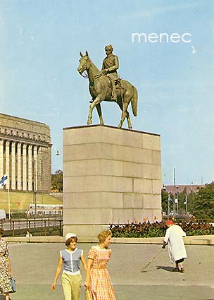 Helsinki, Mannerheimin patsas, ohikulkijoita 