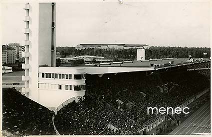 Helsinki, Olympiastadion, katsomoa tornin juurella 