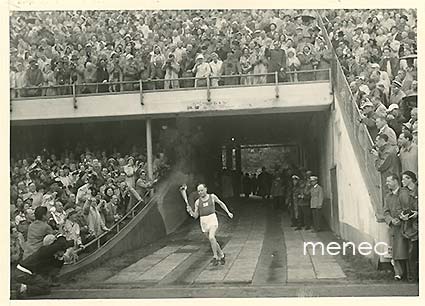 Paavo Nurmi tulossa Helsingin olympiastadionille olympiatulen kanssa, valokuva 
