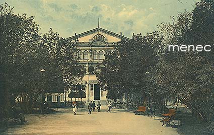 Helsinki, Opera Kellari, leikkiviä lapsia 