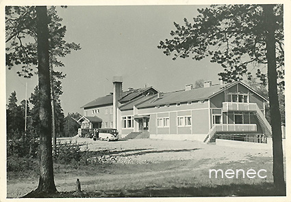 Inari, Kleinbus matkailumajan ovella 