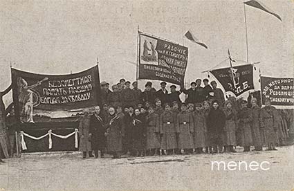 Venäjä, vallankumouksen uhrien haudan äärellä Marskentällä Pietarissa 5.4.1917 