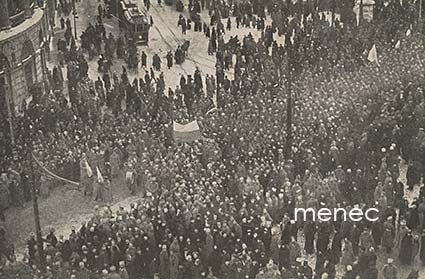 Venäjä, Käkisalmen ja Volhynian rykmentit menevät pitkin Nevsky prosp. Valtakunnan duumaan 12.3.1917 
