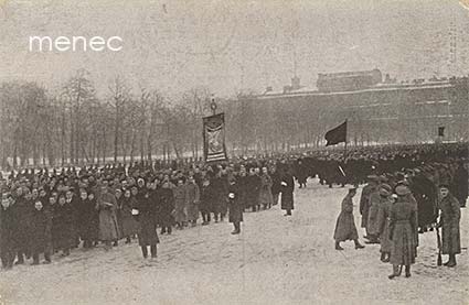 Venäjä, kansan juhlakulkue Marskentällä vallankumouksen uhrien hautauspäivänä Pietarissa 5.4.1917 