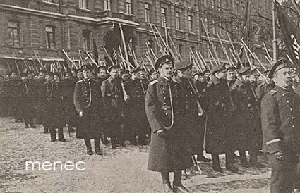 Helsinki, merisotilaat saattavat vallankumouksen uhria hautaan 30.3.1917 