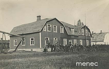 Nummelan harmoonitehdas ja henkilökunta 1930-luvun alussa 