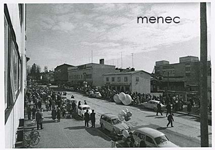 Järvenpää, vapunviettäjiä Sibeliuksenkadulla 1962 