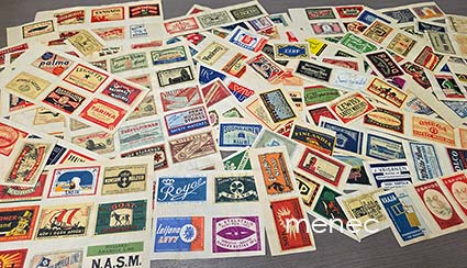 Erä sekalaisia tulitikkuetikettejä, kansioleikkeellä 