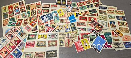 Erä sekalaisia tulitikkuetikettejä, kansioleikkeellä 