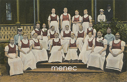 Loviisa, laitoshenkilökuntaa, naisia, kolme univormupukuista poikaa ja mies 