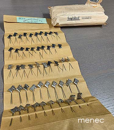 Kotirintaman talkoomerkki 1942, rautakirves, alkuperäinen 50 kappaleen kotelo. Täydennetty hopeakirveillä (noin puolet) 