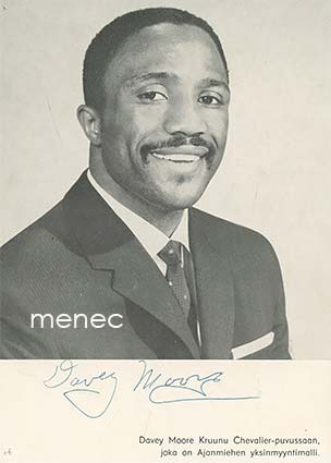 Davey Moore Kruunu Chevalier-puvussaan 