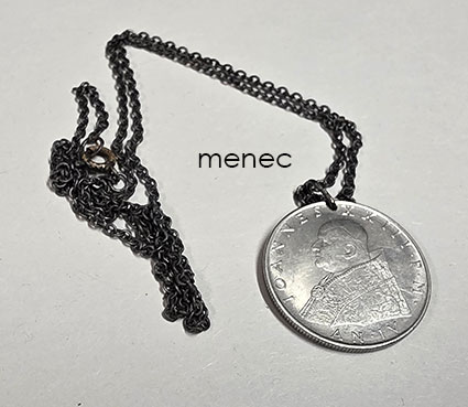 Paavi-rintakoru, tehty Vatikaanin 100 liiran kolikosta 1962 