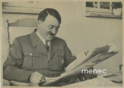 Hitler on tyytyväinen lukemaansa, valokuva 