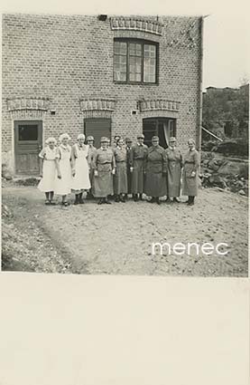 Lotat Fanni Luukkasen seurassa Olkkolan ruokalan edustalla Savitaipaleella 1937 