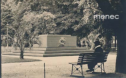 Helsinki, Saksalainen sankarihauta, mies penkillä 
