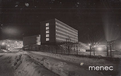Helsinki, Aleksis Kiven kansakoulu, yökuva talvella 