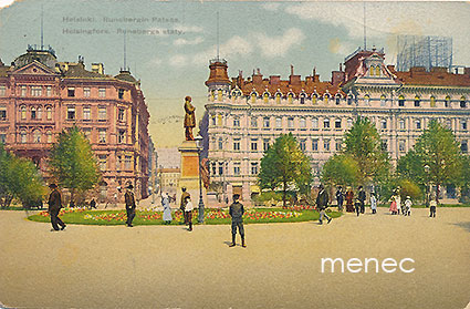 Helsinki, Runebergin Patsas, pikkupoika tuijottaa kameraan 