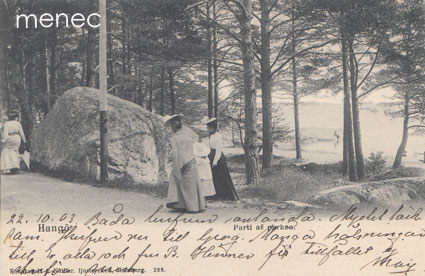 Hanko, naisia rantatiellä 
