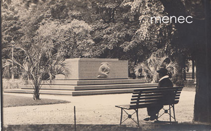 Helsinki, saksalainen sankarihauta, mies penkillä 