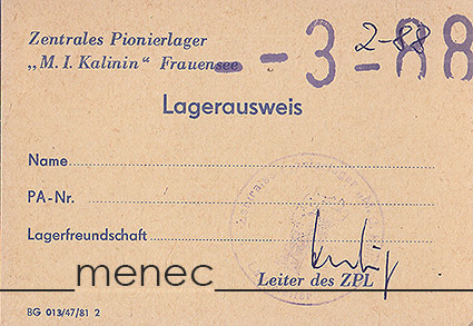 Lagerausweis. Leirilupakirja Zentrales Pionierlager 'M. I. Kalinin' -leirillä Frauenseellä DDR:ssä 