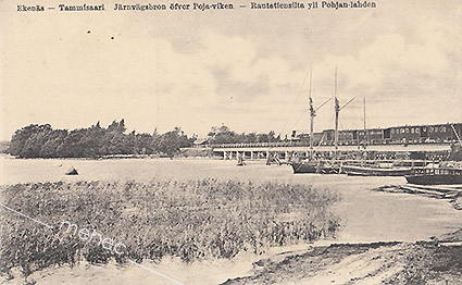 Tammisaari, Rautatiensilta yli Pohjan-lahden [juna ylittämässä] 
