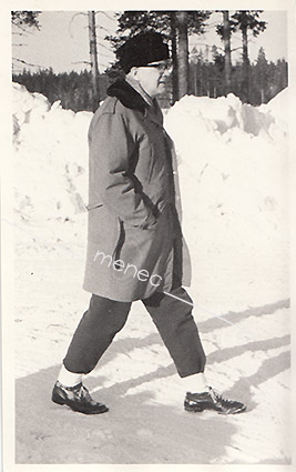 Urho Kekkonen ulkoilee, alkuperäisvalokuva 